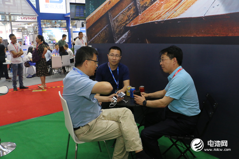 锂电“达沃斯”论坛组委会/电池百人会/中关村新型电池技术创新联盟秘书长于清教与华宝新能源董事长孙中伟等交谈