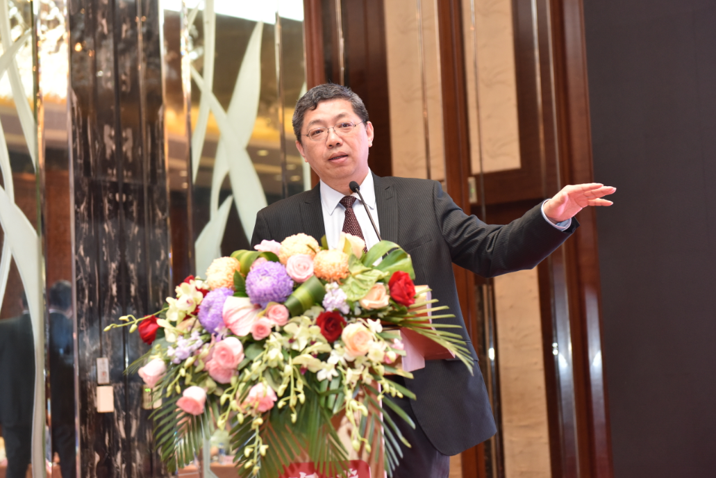 中国银行业协会首席经济学家巴曙松发表演讲