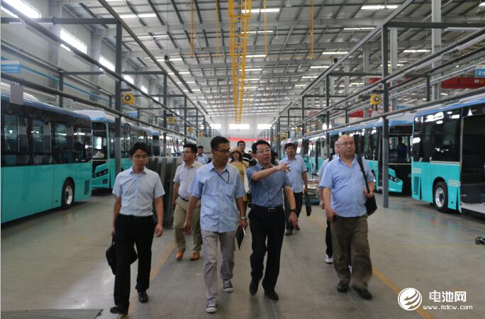 中国锂电新能源产业链调研团一行参观青岛比亚迪总装车间