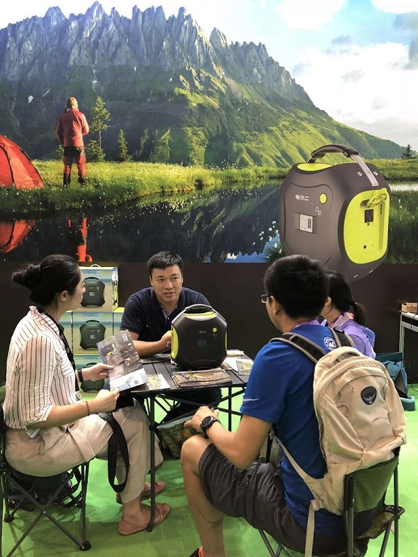 电小二亮相2018亚洲户外展 展示最新户外电源系列产品