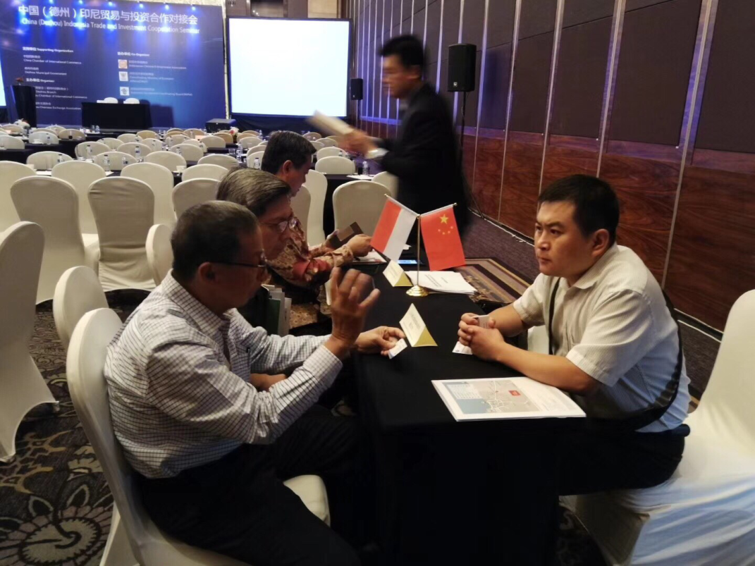 孟祥恒与印尼客户洽谈、签约