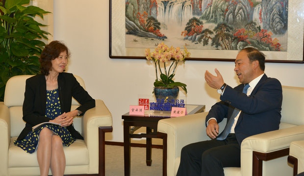 图为证券时报社委会委员宫云涛（左）与西藏珠峰董事长黄建荣面对面交流。