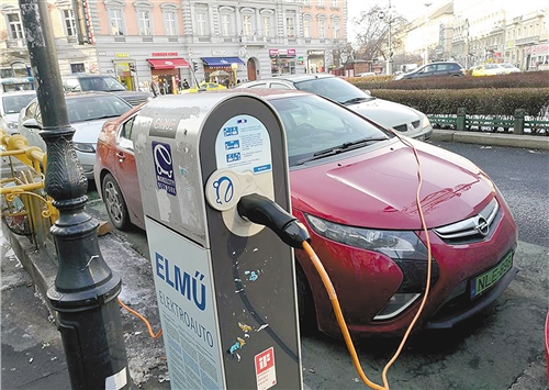 布达佩斯中心区的公共充电站，方便电动车充电。 翟朝辉摄