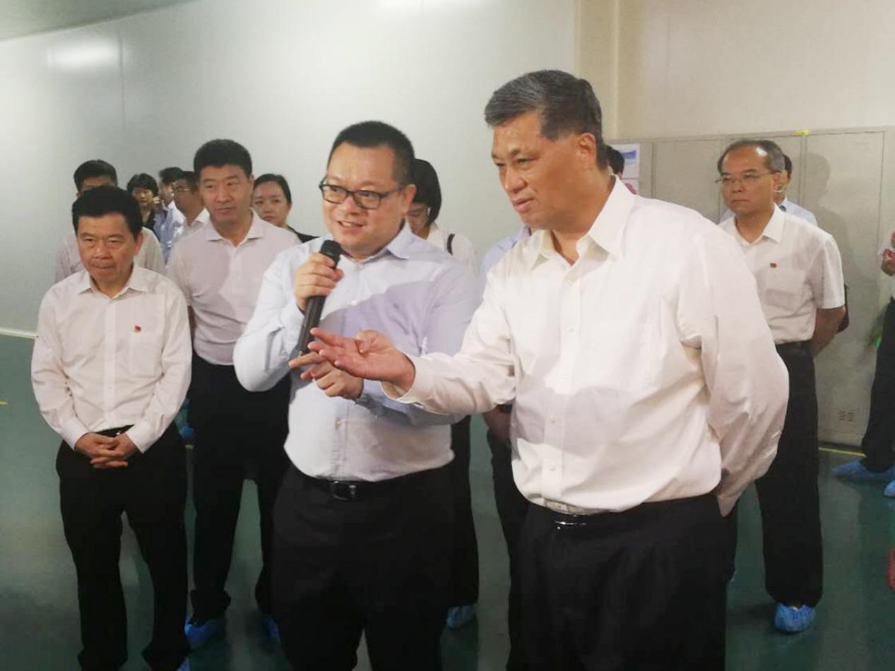 天臣新能源董事长盛司光先生向马兴瑞省长介绍公司情况