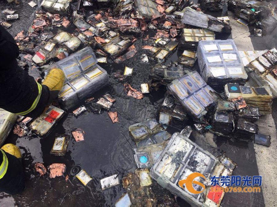 东莞货车突然着火 一车电池全没了