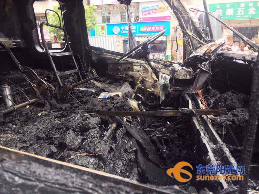 东莞货车突然着火 一车电池全没了