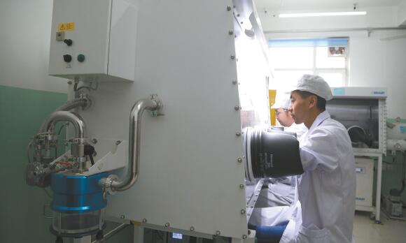 工作人员检测电池性能