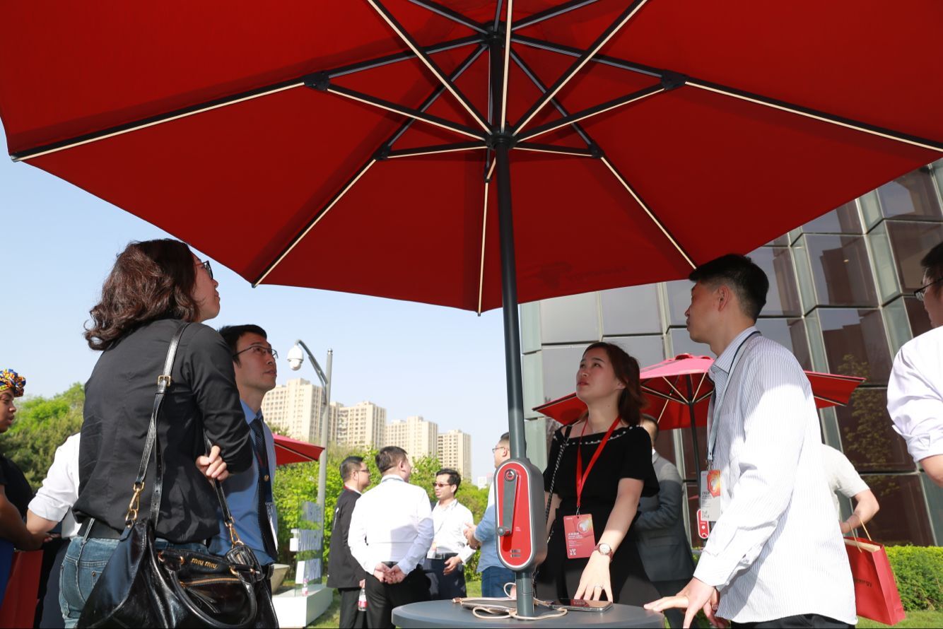 汉伞发布会现场观众观看新产品