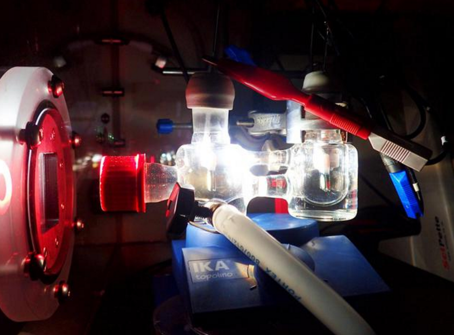 图中是双电极装置实验，展示了使用模拟太阳光照射的光电化学电池