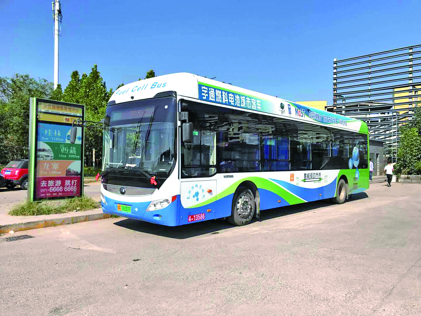 郑州公交727路投运的宇通氢燃料电池公交车