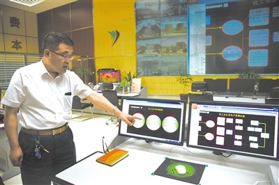 智能化工程管理，每台机器的生产情况都如实地反应在显示屏上。