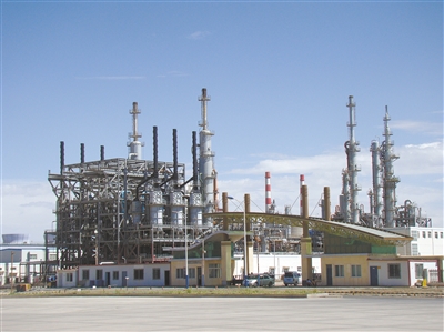 蓝天下现代化的厂房鳞次栉比。