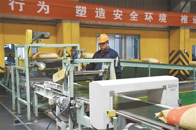 现代化、智能化的生产车间一整条生产线仅靠两三人便可操作生产，节省了人力资源。