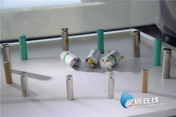 (展示厅内展示的动力电池。)