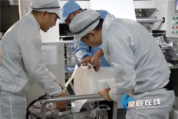 (涂覆产线的工作人员正在进行相关准备。)