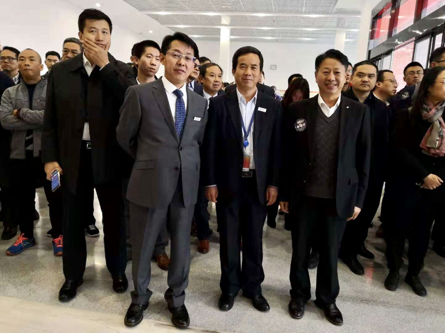 青岛国轩董事长汪卫东向嘉宾介绍公司产能情况