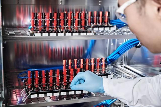 巴斯夫上海创新园的科研人员正往气氛仓当中装入小型测试电池