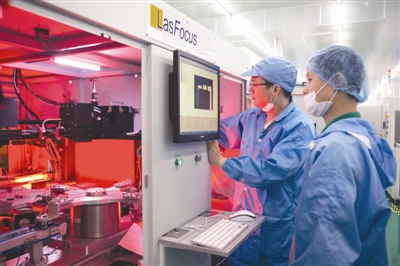 通威太阳能新一条智能无人生产线正在进行最后调试