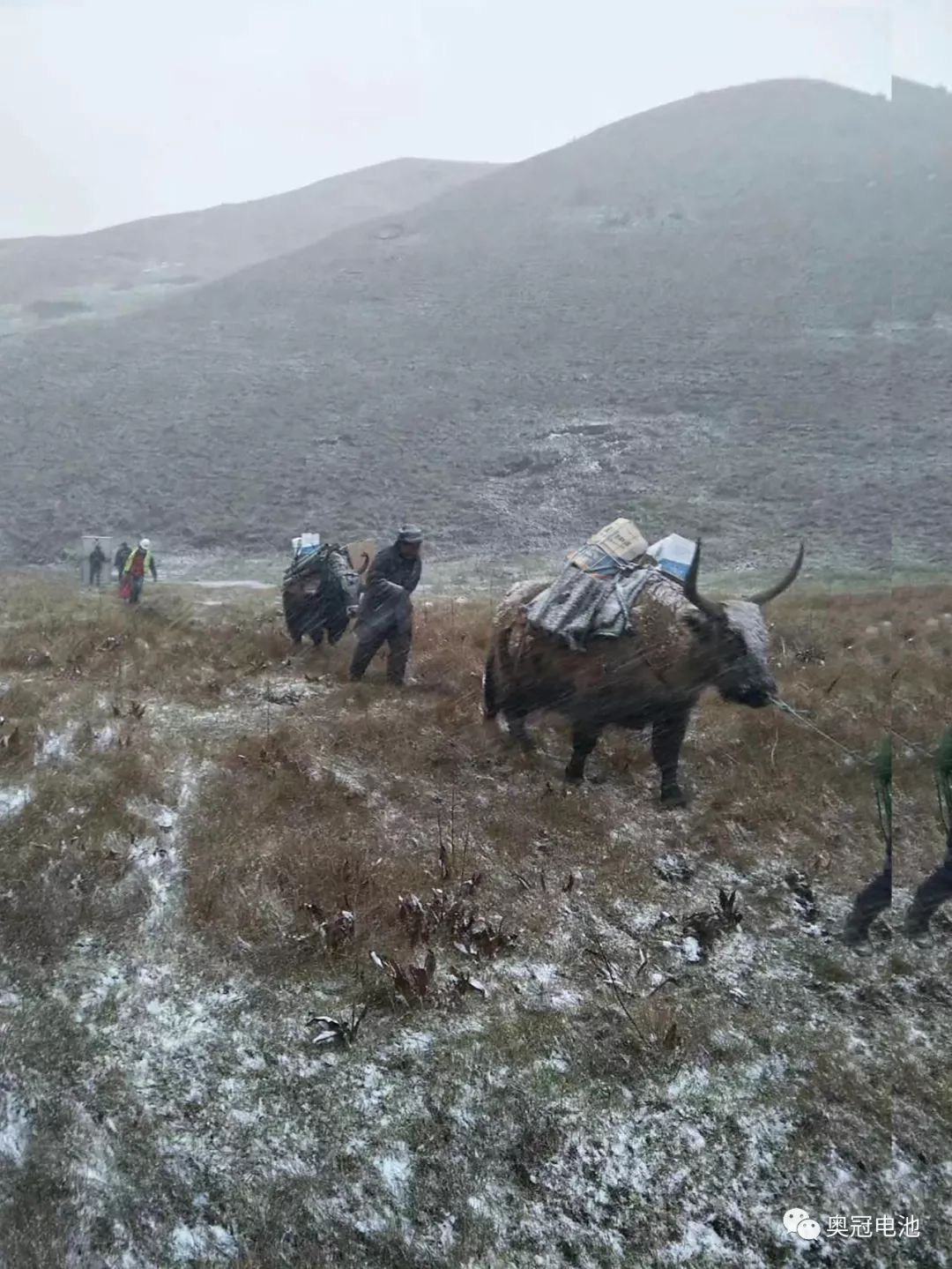 奥冠电池为洛尔达乡贫困山区送去寒冬里的光明和温暖