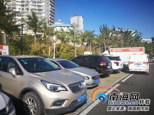 金鸡岭桥头公园充电桩车位被大量燃油车占用