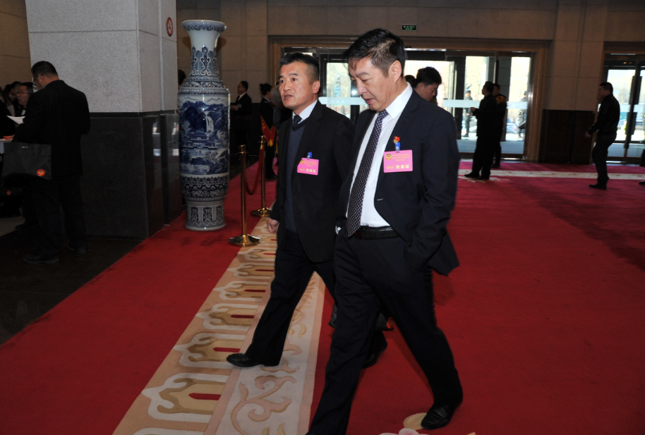 格尔木市市长汪山泉（右一）出席今年市两会