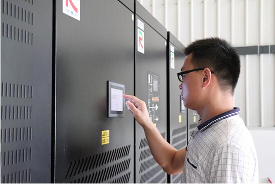 图为工作人员正在调试储能电站