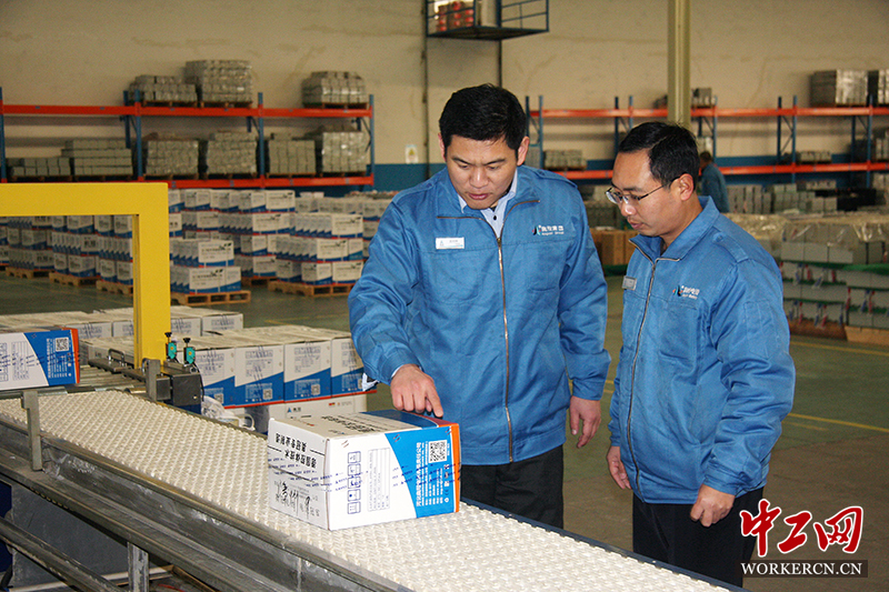 孟祥辉指导生产流水线