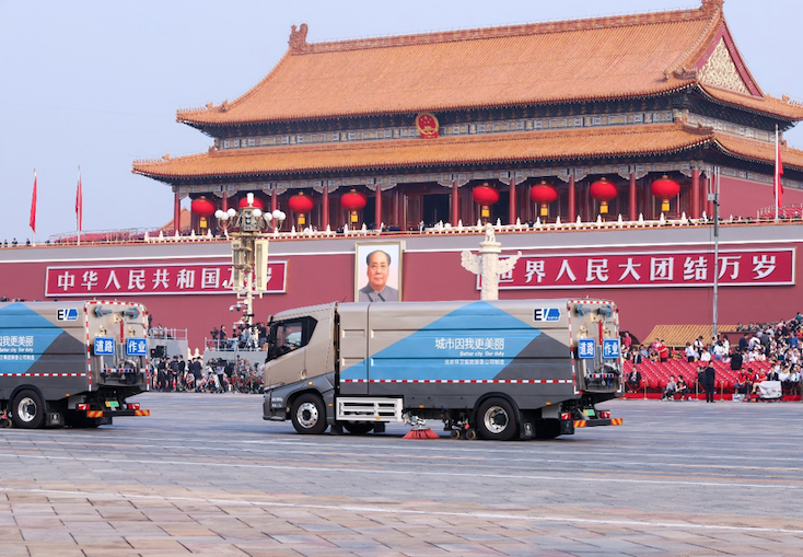 11辆全新T8服务阅兵式再次光荣完成使命，网友因此戏称其为阅兵界“后勤兵”