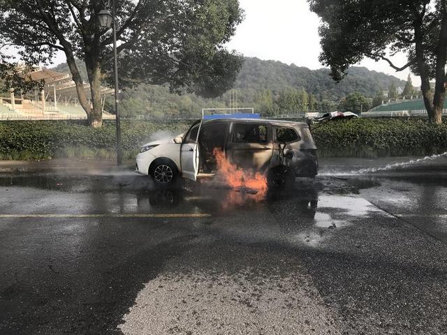 新能源车行驶中显示电瓶故障 不到1分钟便燃起大火