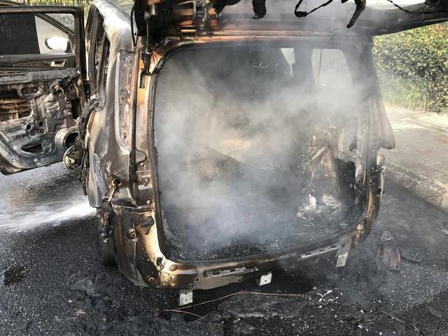 新能源车行驶中显示电瓶故障 不到1分钟便燃起大火