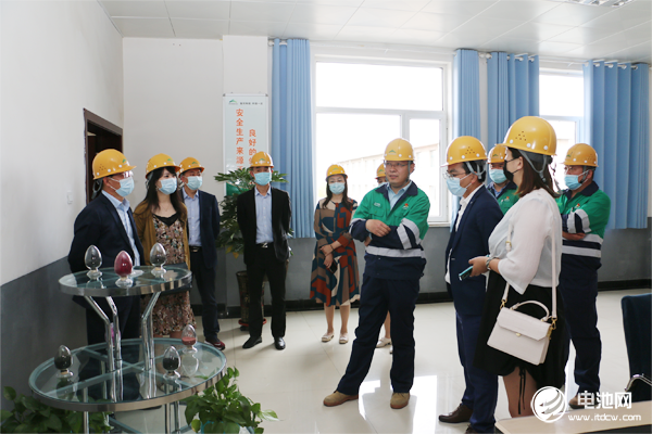 中国电池新能源产业链调研团一行参观调研兰州新材料 中国电池新能源产业链调研团一行参观调研兰州新材料