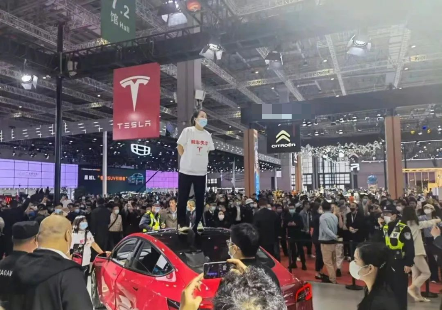 一女子站车顶维权