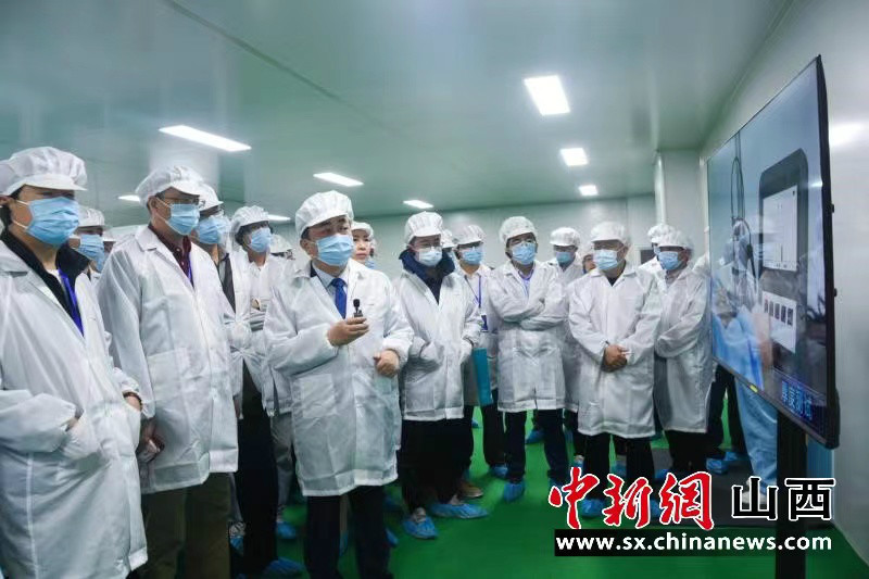 企业家参观生产线