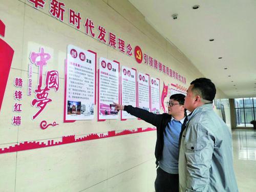 赣锋锂业党总支书记黄韶勇（左）向记者介绍党建工作有关情况
