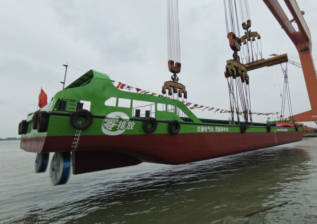首艘国产内河纯电池动力集装箱船正式下水