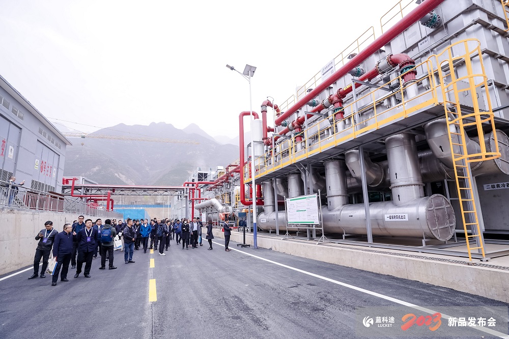 与会嘉宾参观考察废气治理产线