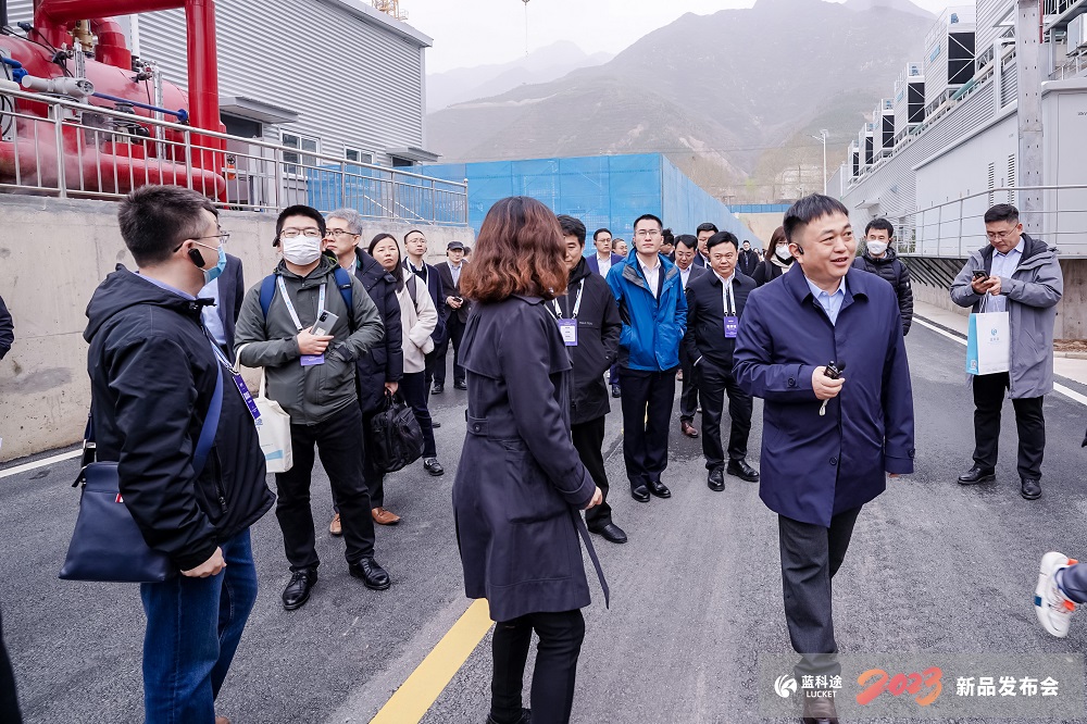 与会嘉宾参观考察废气治理产线