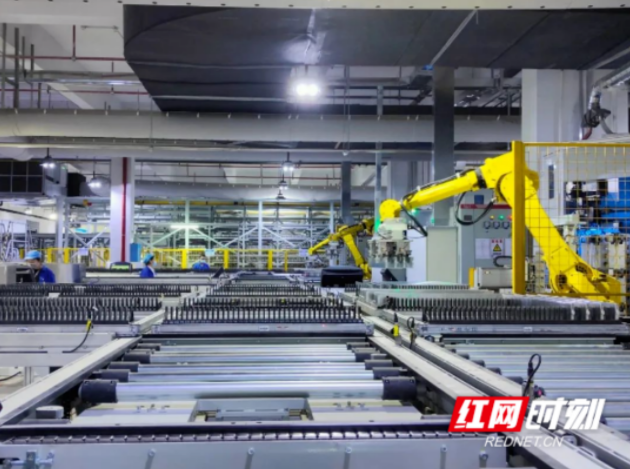 ▲ 宁乡高新区长沙弗迪电池生产车间，配料、涂布、辊压、叠片、装配……每条生产线全工序6秒下线一片电池，日产超5万片刀片电池。