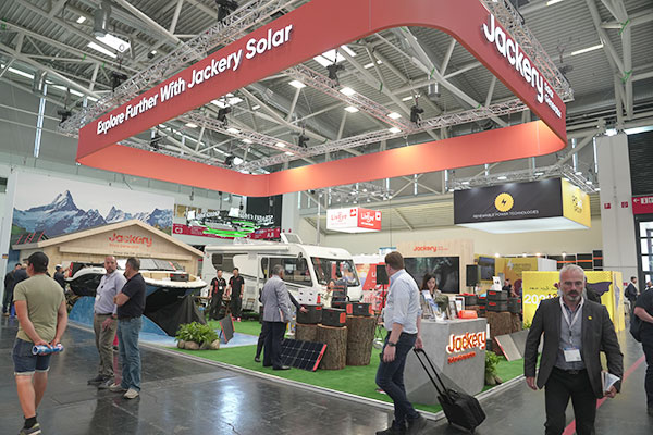 华宝新能携旗舰Jackery电小二2000 Plus 首秀全球最大光伏展