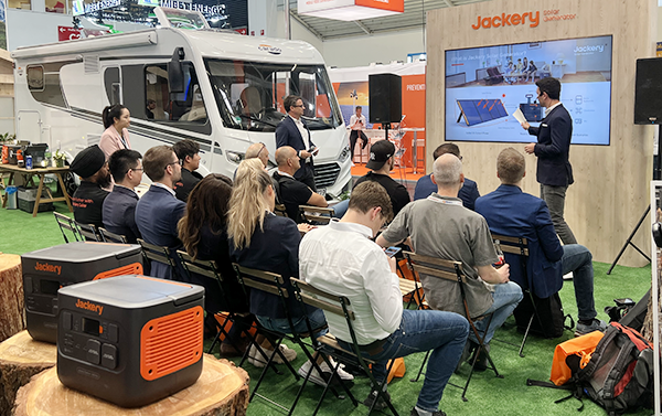 华宝新能携旗舰Jackery电小二2000 Plus 首秀全球最大光伏展