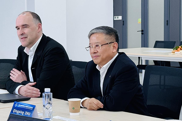 福斯中国CTO Kris Van Gasse（左）和福斯中国首席执行官朱庆平（右）