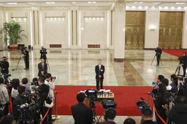 金融监管总局：研究降低乘用车贷款首付比 进一步优化新能源车险定价机制