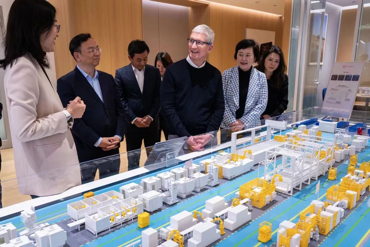 比亚迪董事长王传福在上海与苹果CEO库克会面