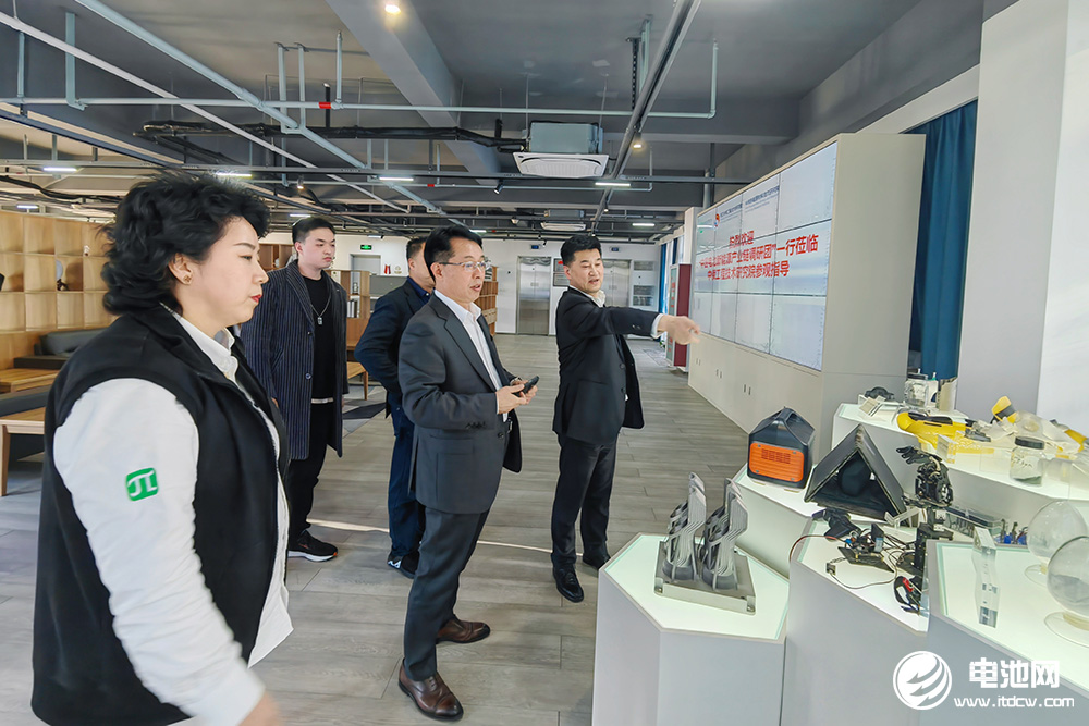 中国电池新能源产业链调研团一行参观考察中俄工研院