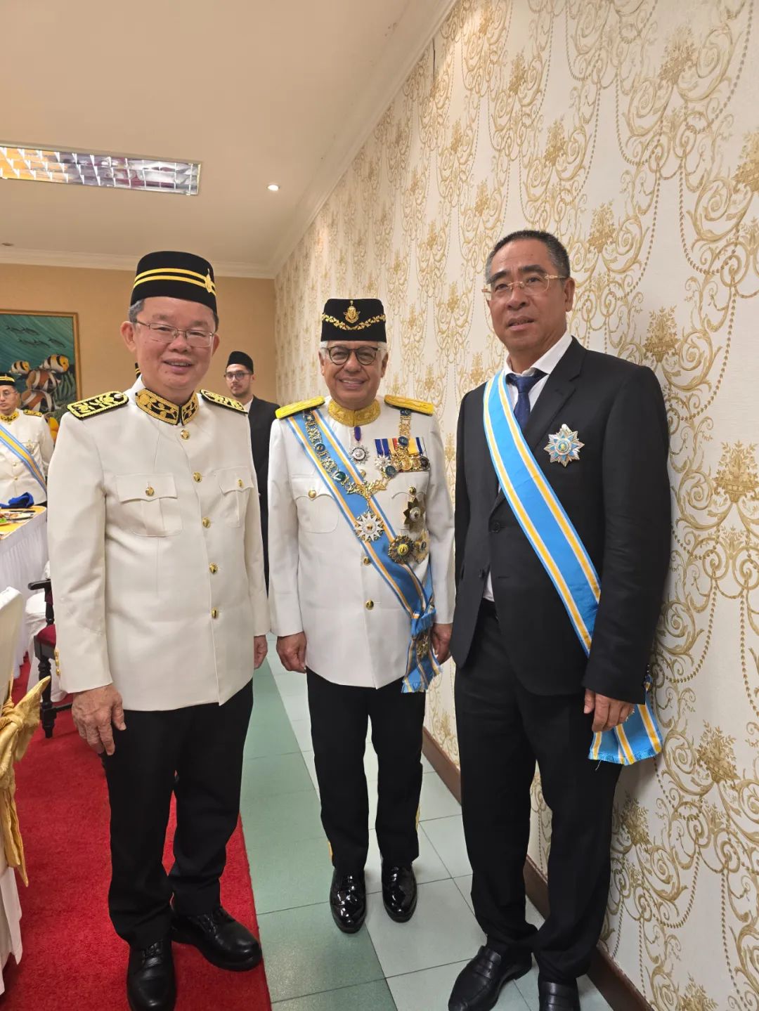 （中间为槟城州元首阿末弗兹，左侧为槟城州首席部长曹观友，右侧为星源材质董事长陈秀峰）