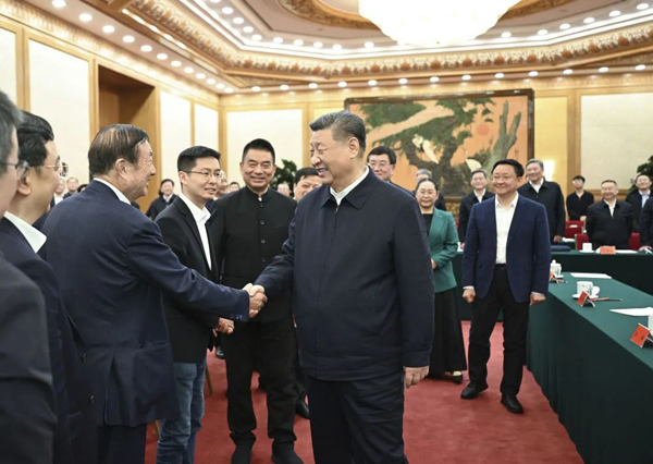 2月17日，中共中央总书记、国家主席、中央军委主席习近平在京出席民营企业座谈会并发表重要讲话。这是习近平同民营企业负责人亲切交流。 新华社记者 李学仁 摄