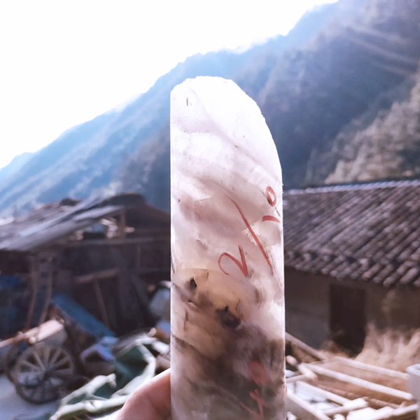 毛阳萤石矿岩心 图片来源：浙矿集团