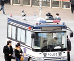 天津一款新型电动环保警务车亮相金街