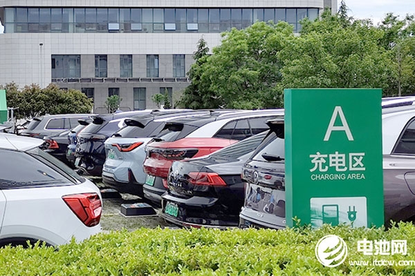 找桩距离不大于500米 北京印发居住区新能源车充电试点方案