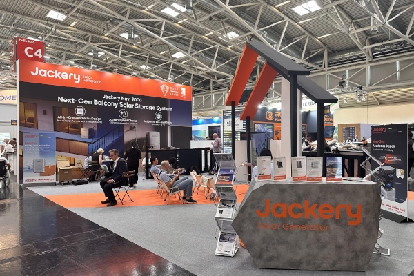 超级混充技术！华宝新能DIY小型家庭绿电系统亮相欧洲光伏展